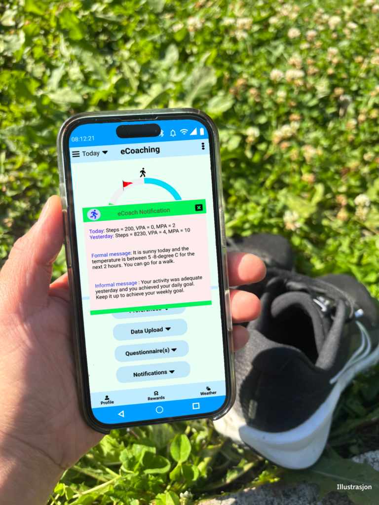 En hånd holder en smarttelefon med en illustrasjon av treningsappen på skjermen. Løpesko plassert på gresset i bakgrunnen.